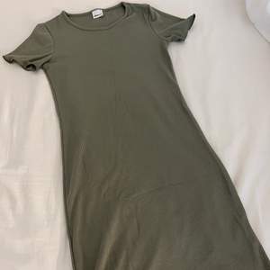Olivgrön tshirt klänning från Gina i storlek S