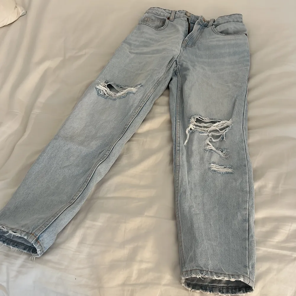 Blåa jeans med hål från zara i storlek 34💕. Jeans & Byxor.