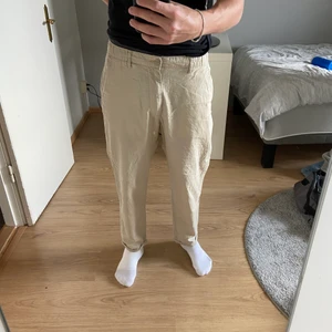 Linne byxor från HM - Säljer ett par linnebyxor från HM då dom är lite små för mig. Storlek är 34. Jag är 185cm. Den är regular fit, väldigt bra skick. Frakt kotstans tillkommer