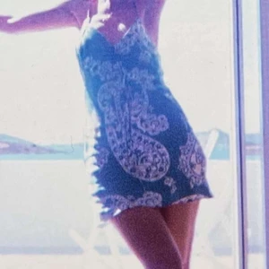 Zara klänning  - Populär zara klänning, perfekt för sommaren! Lite sliten pga känslig material men annars i bra skick. 