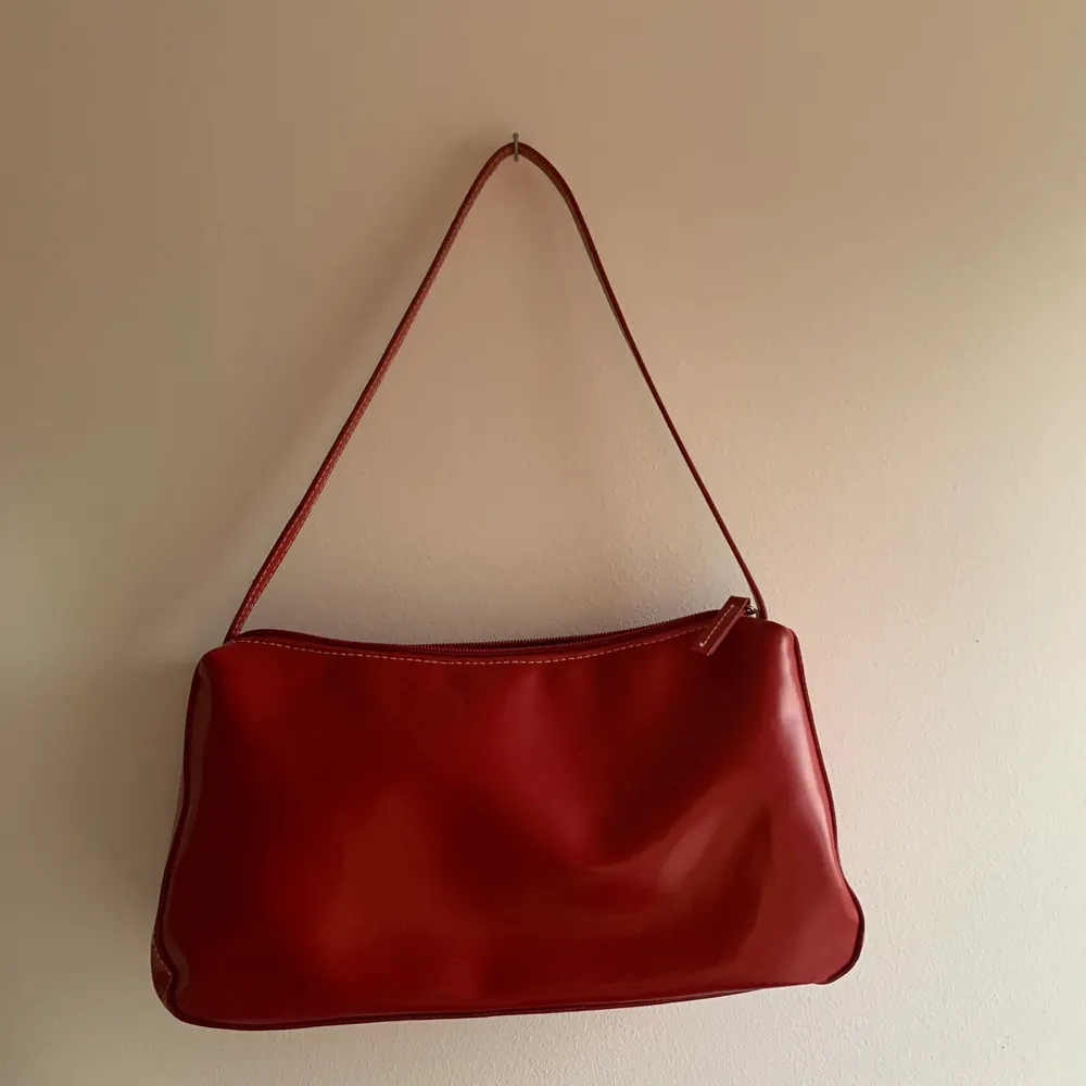 Min underbara röda väska som inte kommit till användning på länge. Använd ett par gånger men det finns inga slitage eller defekter😍❤️. Väskor.
