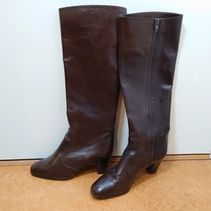 Bruna stövlar  - Bruna stövlar i läder med klack och dragkedja🌱