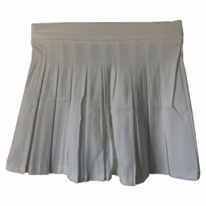 2 tenniskjolar från bershka - 2 st helt nya tenniskjolar från bershka. En svart och en vit. Dom är väldigt små i storleken. Det står L på båda men dom skulle passa på en s/xs. 250kr per kjol eller 350kr för båda. (Frakt tillkommer)