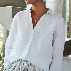 Skjorta med knappar längst upp i härligaste linne materialet🤍 Knappt använd, lite skrynklig men inget som inte försvinner vid strykning🥰 Lite oversized och perfekt för sommaren🤍