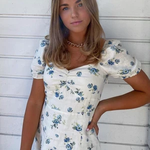 Blommig klänning - Säljer denna sjukt fina klänningen från & Other Stories!! Så fin till midsommar 💙 köpt för 1090kr och använd två gånger!