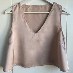 SATIN CROP-TOP - En fin v ringad, crop top, bred passform, gammelrosa. Använd en gång. (Avklippt lapp)