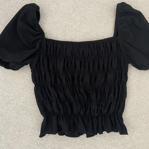 Jättefin svart blus/topp  - Säljer denna fina toppen då den inte kommit till användning, köpt på Zalando och märker är Even&Odd💓