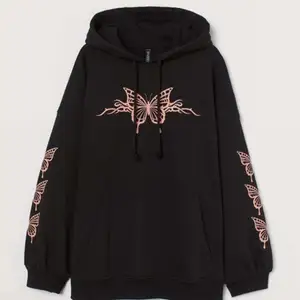 Svart hoodie men fjärilar 🦋 
