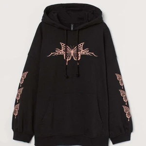 Hoodie - Svart hoodie men fjärilar 🦋 