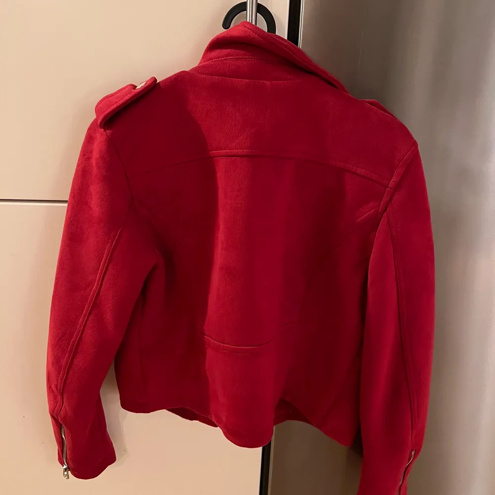 Säljer min fina röda jacka i mocka material. Den är sparsamt använd och köpt från Zalando för längesen. . Jackor.