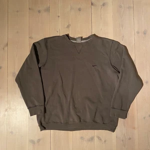 Vintage nike sweatshirt - En väldigt fin grå nike sweatshirt från tidigt 00 tal. Skick 8/10 lite nopprig men med tanke på åldern väldigt bra skick. Storlek L och sitter boxy