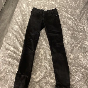 Skinny jeans  - Svara skinny jeans i bra skick. Stretchiga. 