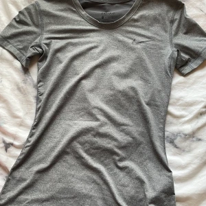 NIKE - Vill ha men den e för liten