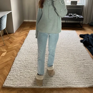 Blå jeans - Säljer dessa blå jeans från & other stories perfekta till sommaren. Aldrig använda! Frakt tillkommer