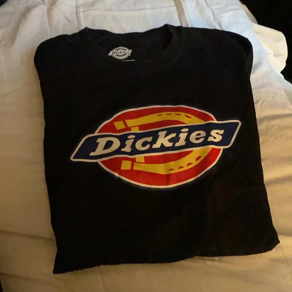 Säljer min knappast använda dickies t-shirt som är använd ca 1-2 gånger ! Storlek S från killavdelingen och den är svart! Kan fraktas redan idag . T-shirts.