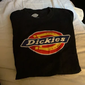 Dickies  - Säljer min knappast använda dickies t-shirt som är använd ca 1-2 gånger ! Storlek S från killavdelingen och den är svart! Kan fraktas redan idag 