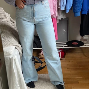 Ljusblåa jeans  - Så fina ljusblåa jeans - nästan som nya!! Om du är lite längre är de perfekta i benen ( jag är ca 170) 🤩 MIDWAIST