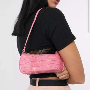 90-tala väska med rosa krokodil mönster. Jätte trendig och snygg att ha under hot girl summer! 