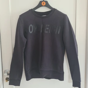 Emilio Tröja M - Emilio Tröja M - Vanlig passform, fint skick, tvättad. Är ingen rökare eller djurägare. Jag är 189cm och väger 82kg och plagget passar mig inte längre. Samfraktar gärna vid köp av fler plagg. 