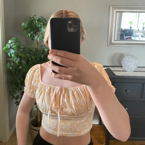 Blommig topp  - Blommig gul topp från SHEIN med knytning vid bysten. Stressigt material. Säljer på grund av att den inte kommer till användning. 💛💛💛