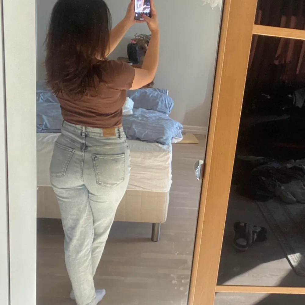 Hej, jag säljer nu dessa jeans från Gina Tricot, dom är använda ett par gånger men är fortfarande i bra skick. Jeansen är i storlek 38. Skulle du vara intresserad, ställa några frågor eller vill ha fler bilder på plagget kontakta gärna mig!🤗❤️. Jeans & Byxor.