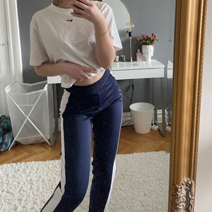 Byxor - Man kan ha som tränings byxor eller till vardags, super sköna med slits längst ner man kan dra upp o ner. Ganska raka i benen