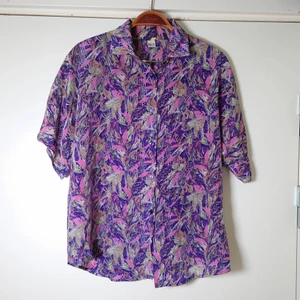 Vintageblus - Tunn, lila, vintageblus i sidenaktigt material🌱