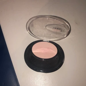Ögonskugga - Rosa ögonskugga, använd en gång med ren borste :)   10kr + 14kr frakt !