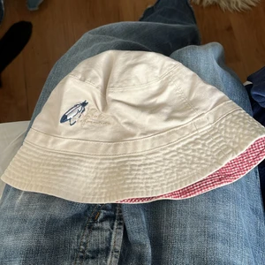 Peak preformence buckethat - En fett gullig hatt. Beige på utsidan och röd/vit på insidan. Mycket bra skick 10/10!