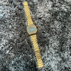 Casio Vintage Klocka - En vintage klocka från Casio. A168WG-9EF. Sprillans ny💕 Köpt för 698kr