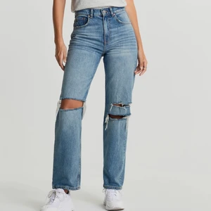 90s high Waits jeans blå  - Säljer mina fina jeans ifrån Gina Tricot pga de tyvärr inte passar mig längre, forfarande i bra skick förutom att hålen har töjts ut lite❤️ Slutsålda på hemsidan! Storlek 32 säljer för 100kr+frakt kom privat för mer information🥰