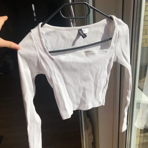 Vit Croptop  H&M - Croptop från hm i strl xs. Använt få gånger förra sommaren annars helt ny. Köparen står för frakten. 