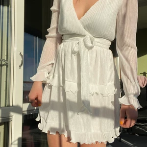 Vit klänning, Dennis Maglic - Vit klänning från Dennis Maglic i storlek M. Går att knyta fram (bild 1) & bak (bild 2). Ordinarie pris 899kr. Aldrig använd, endast testad.