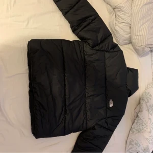 North face jacka - Nyskick inte använd många gånger, väldigt fin, säljer pga att den inte kommer till användning.