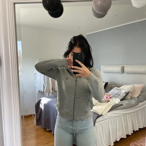 Grå tröja från Ralph Lauren  - Sjukt mysig och snygg tröja från Ralph lauren! Endast använd 1 gång så den är då i nytt skick. Köpt på kidsbrandstore och passar mig som i vanliga fall har XS-S