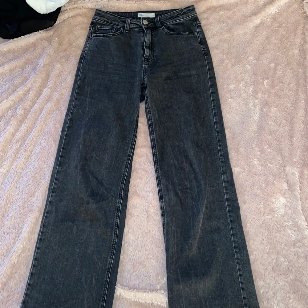 Svarta raka/vida jeans . Jeans & Byxor.