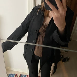 Kort jacka från espirit  - Jättefin jacka från espirit, nyskick! Man kan välja själv om man vill ta bort bältet eller inte🥰 strl M men passar även S