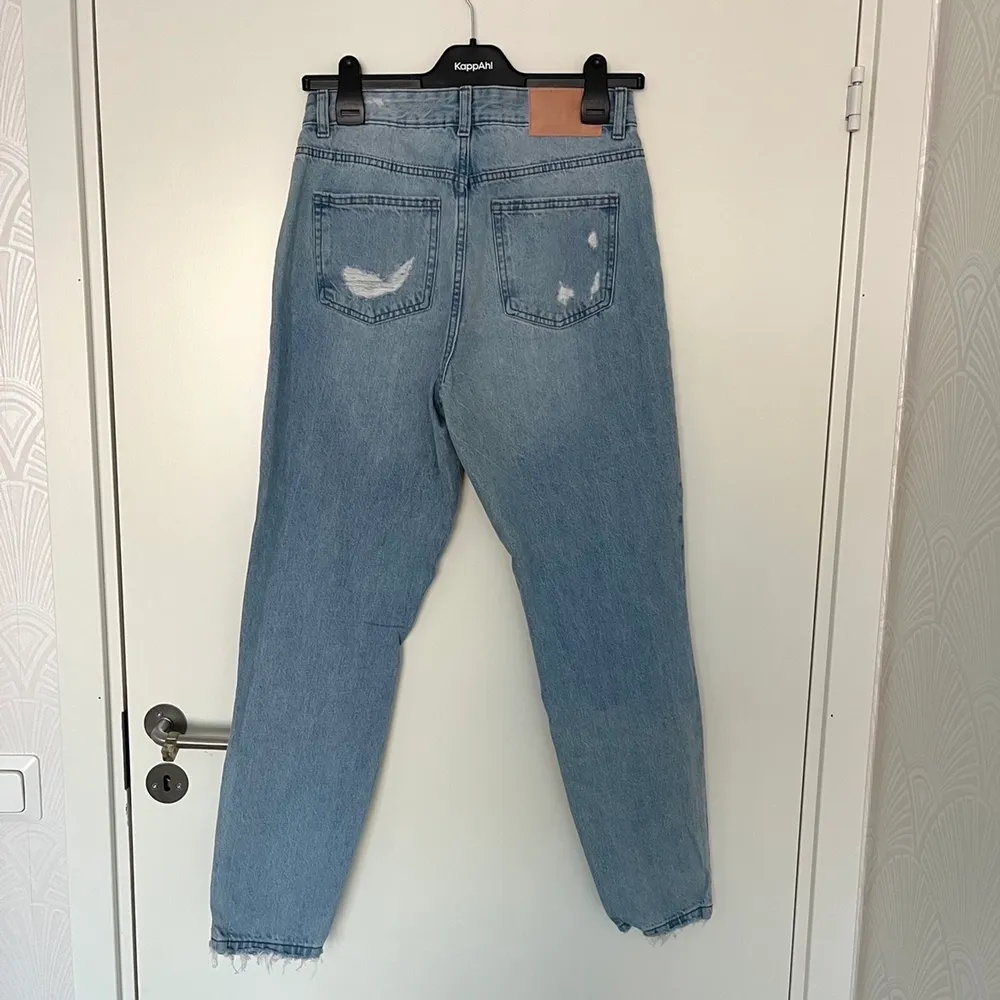 Ljus blåa ”ripped” jeans! Jeansen är helt nya och har aldrig använts. Ingen retur. Alla plagg som säljs tvättas noga innan leverans! Det är bara att skriva om du har några frågor eller vill se fler bilder på plagget! <3. Jeans & Byxor.