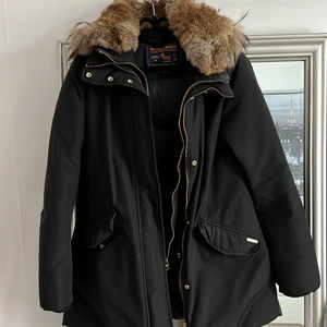 Woolrich vs Valentina parka - Har växt ur den så den har inte kommit till användning på några år. Har dubbelkedja för extra incolering man kan tas bort. Äkta päls i luva och kransen runt. 90% anddun 10%fjäder 