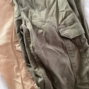 Skinny jeans med ficka  - Båda för 50. storleken är 38 men passar en xs