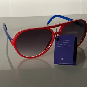 Colorez Pilot Solglasögon  - Mitt eget märke och min egen kombination av färger på dessa DIY brillor från Colorez eyewear. Dessa är röd och blå, och finns även i Blått och Rött, eller i enfärgat om så önskas.