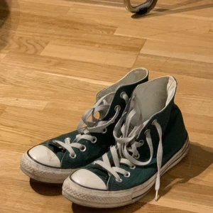 Gröna converse - Så snygga converse i grön, färgen är inte riktigt som på bilderna, tänk er en skog grön färg ish, den sista bilden är lånad men visar färgen bäst. Är fortfarande inte säker på om jag vill sälja så lägg bud🥰 De är lite defekta, syns i andra bilden, Storlek 38