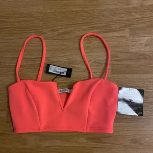 Rosa neontopp i strl XS - En rosa neontopp i strl Xs. Prislapparna är kvar dvs aldrig använd. Köpt här från Plick men är för liten för mig. Från Nelly.