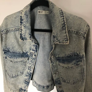 Jeansjacka - Jättefin ljusblå jeansjacka från Gina Tricot i nyskick som har använts fåtalgånger