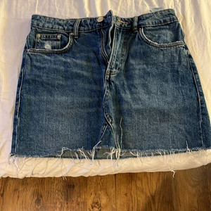 Jeanskjol  - Blå jeanskjol från zara. Använd 3 gånger. Storlek S