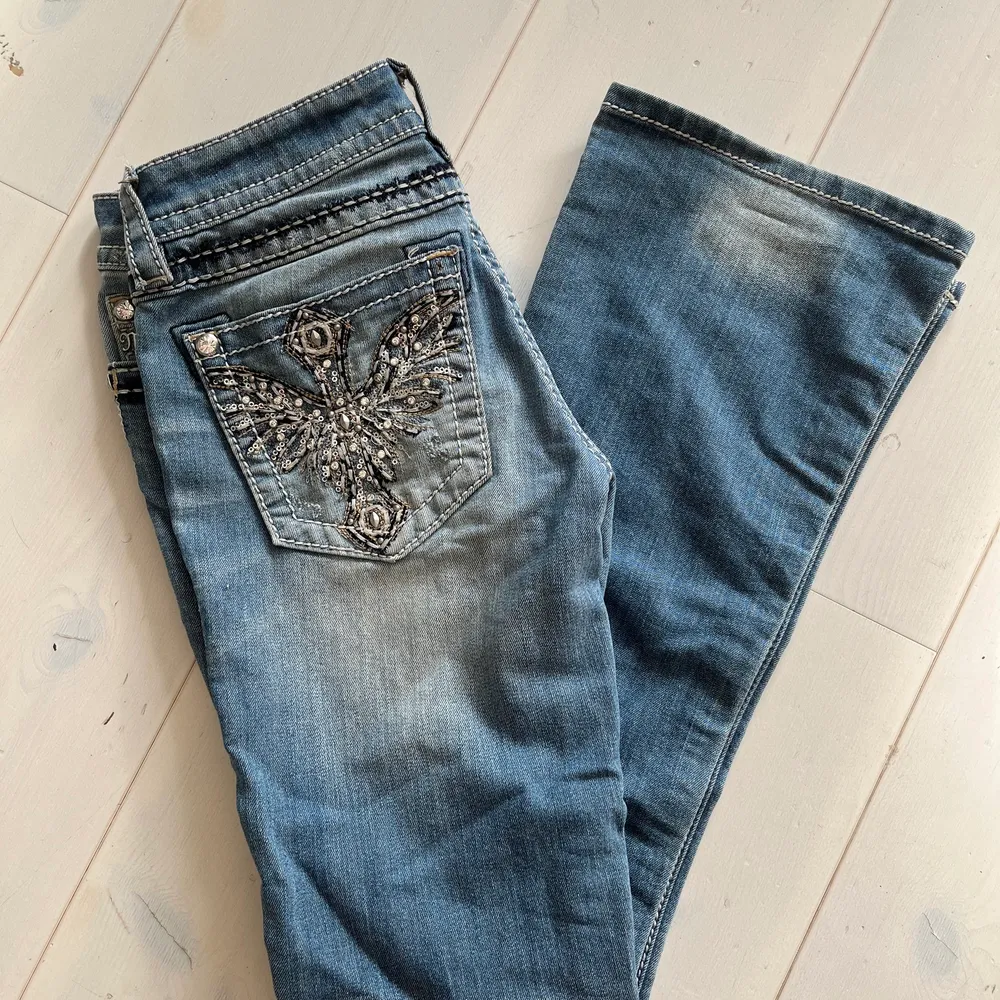 Lågmidjade Miss Me jeans i modellen ”signature rise bootcut” ⚜️ Jag köpte dem från Tradera och de är i superbra skick, förutom att en sten saknas på ena bakfickan. Säljer bara för att dem är lite för små.                 Frakt ingår ej.. Jeans & Byxor.