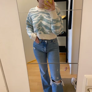 Ljusblå jeans - Jeans med slitningar, lite utsvängda efter knät