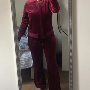 En mörkröd/lila mjukis dress - Dress från Twilfit. Väldigt skön och fin färg. Storlek S på tröjan och XS på byxan. Säljer för det är lite för långa för mig är 153. Sitter väldigt fint på.