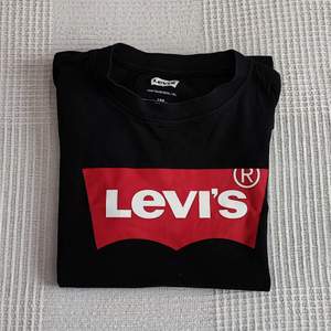Hej. Säljer denna fina T-shirten från märket Levi's. Säljer den pga av att rensar garderoben och den passar inte mig längre. Skick 9/10 och är urtvättad. Storlek: (164 cm). Hämtas eller möts i centrala Stockholm. Kan även skicka den 😊
