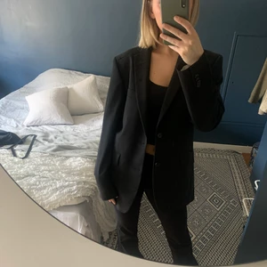 Kavaj - Svart kavaj från märket Bläck. Står ingen storlek men skulle säga L, men jag på bilden är vanligtvis en S.